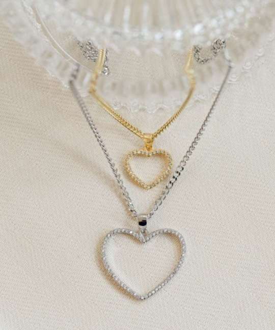 Doppia collana in argento bicolore con ciondoli a forma di cuore e zirconi bianchi